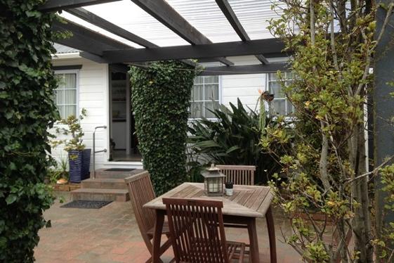 Paihia Place Cottage courtyard